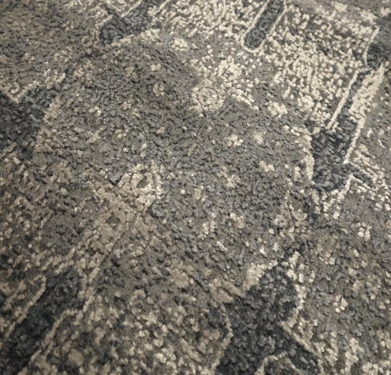 Moderner indischer Läufer aus Wolle - grau- elfenbeinfarbenes Design - 94268 (Indisch) im Angebot