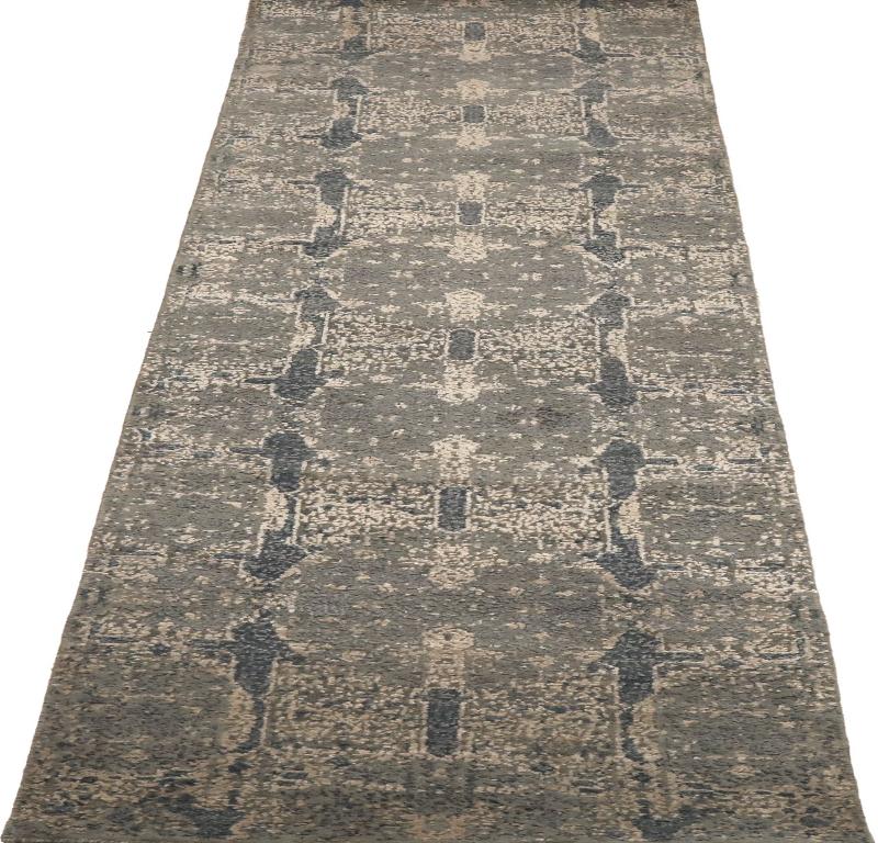 Entdecken Sie die Eleganz von India Modern mit dem Läufer Circa 1990. Dieses exklusive Design aus Wolle und Grau-Elfenbein ist perfekt, um Ihren Raum zu verschönern.