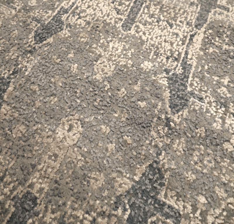 Moderner indischer Läufer aus Wolle - grau- elfenbeinfarbenes Design - 94274 (Indisch) im Angebot