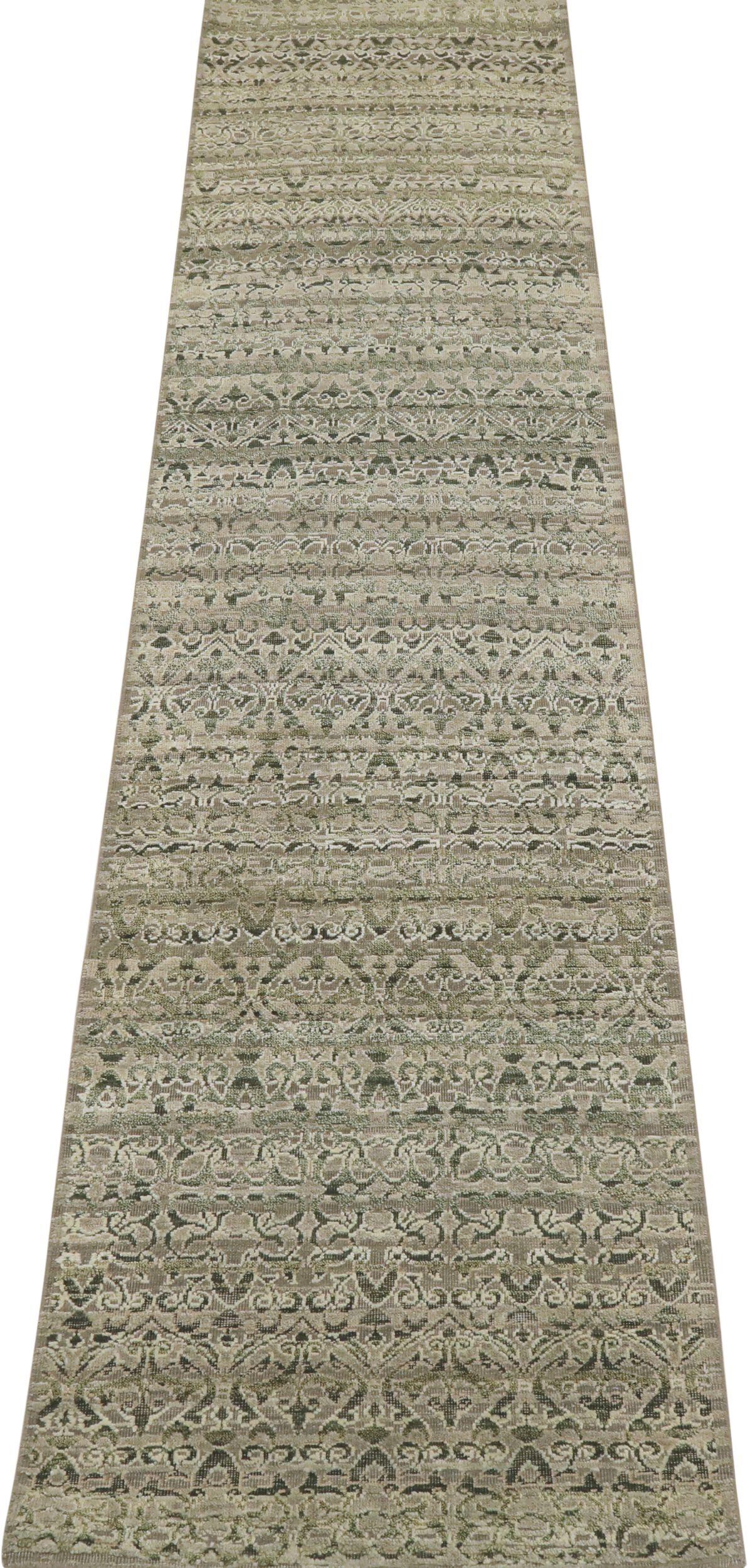 Descubre la elegancia de la Alfombra Corredera India Modern de Circa 1990. Diseñado con lana y marfil verde, este diseño exclusivo es perfecto para realzar tu espacio.