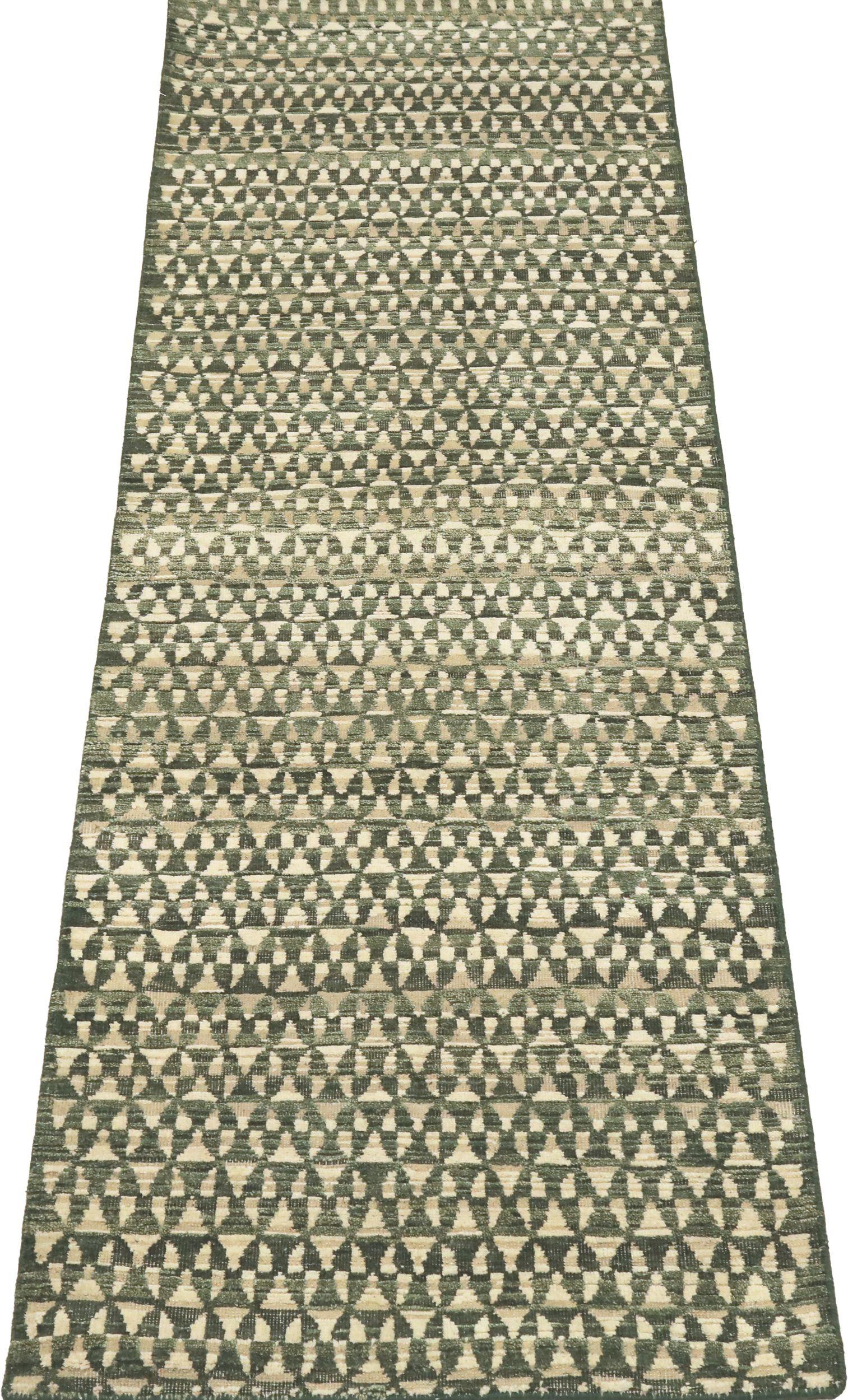 Entdecken Sie die Eleganz von India Modern mit dem Läufer Circa 1990. Dieses exklusive Design aus Wolle und GreenIvory ist perfekt, um Ihren Raum zu verschönern.