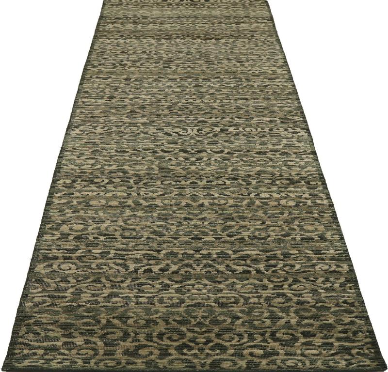Entdecken Sie die Eleganz von India Modern mit dem Läufer Circa 1990. Dieses exklusive Design aus Wolle und GreenIvory ist perfekt, um Ihren Raum zu verschönern.
