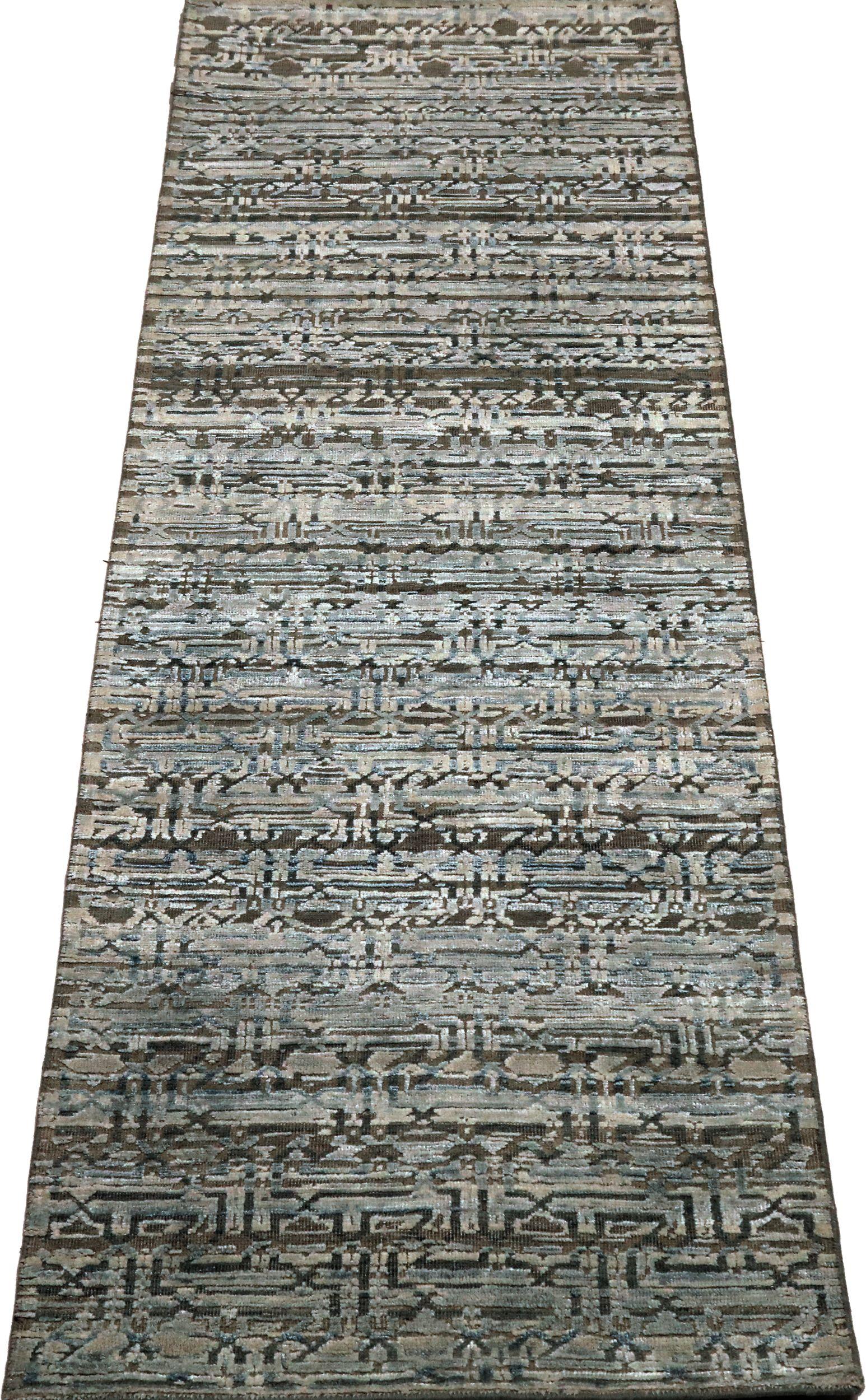 Entdecken Sie die Eleganz von India Modern mit dem Läufer Circa 1990. Entworfen mit Wolle und IvoryShades of Gray / Silber, ist dieses exklusive Design perfekt, um Ihren Raum zu verschönern.