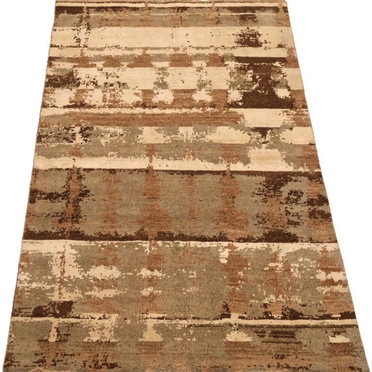 Entdecken Sie die Eleganz von India Modern mit Small Rug, CIRCA 1990. Dieses exklusive Design aus Wolle und Braun-Elfenbein ist perfekt, um Ihren Raum zu verschönern.