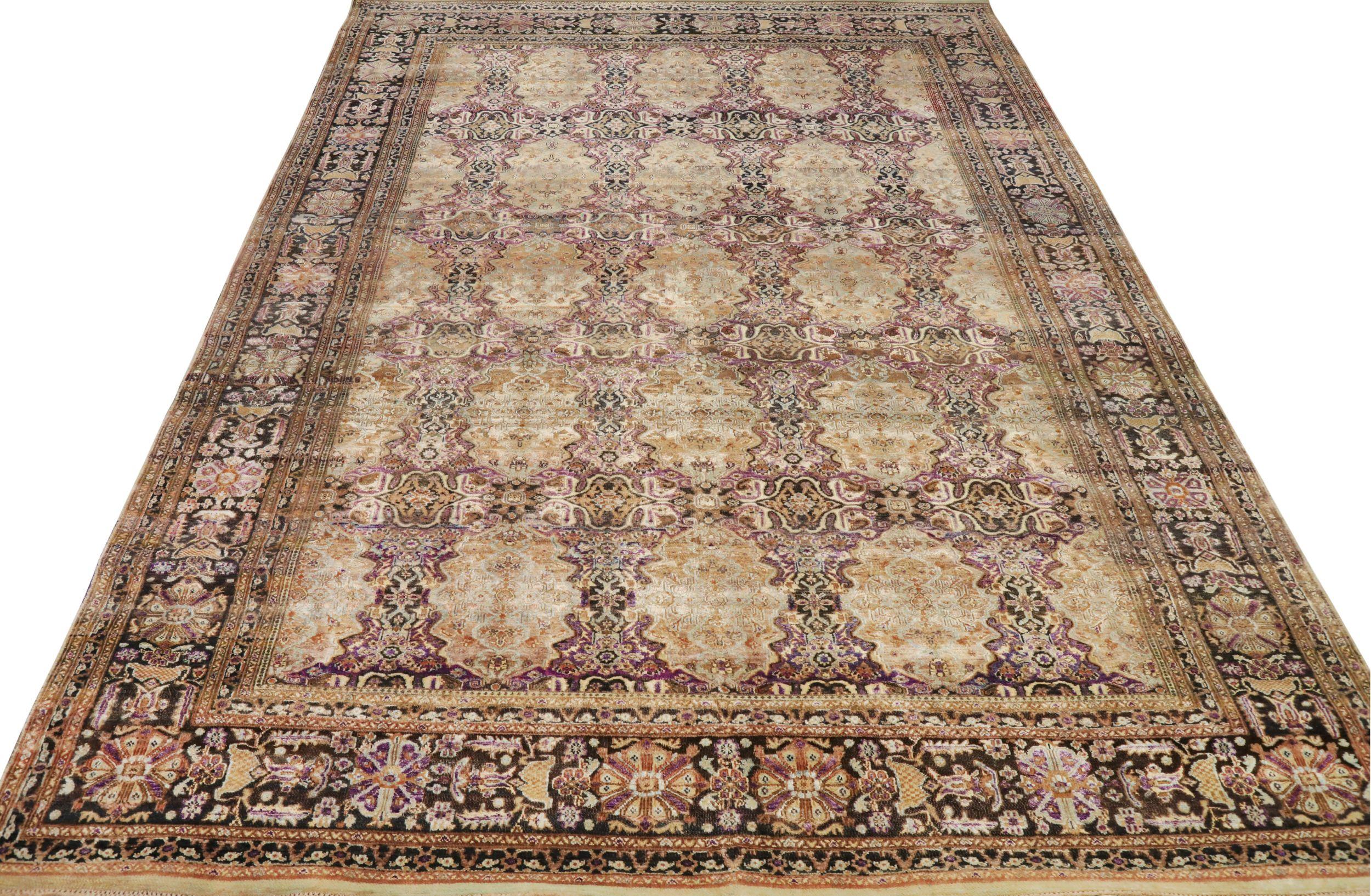 Entdecken Sie die Eleganz von India MOHTASHAM mit den Area Rugs von CIRCA 1990. Dieses exklusive Design aus Wolle und Braun-Elfenbein-Rot-Gelb ist perfekt, um Ihren Raum zu verschönern.