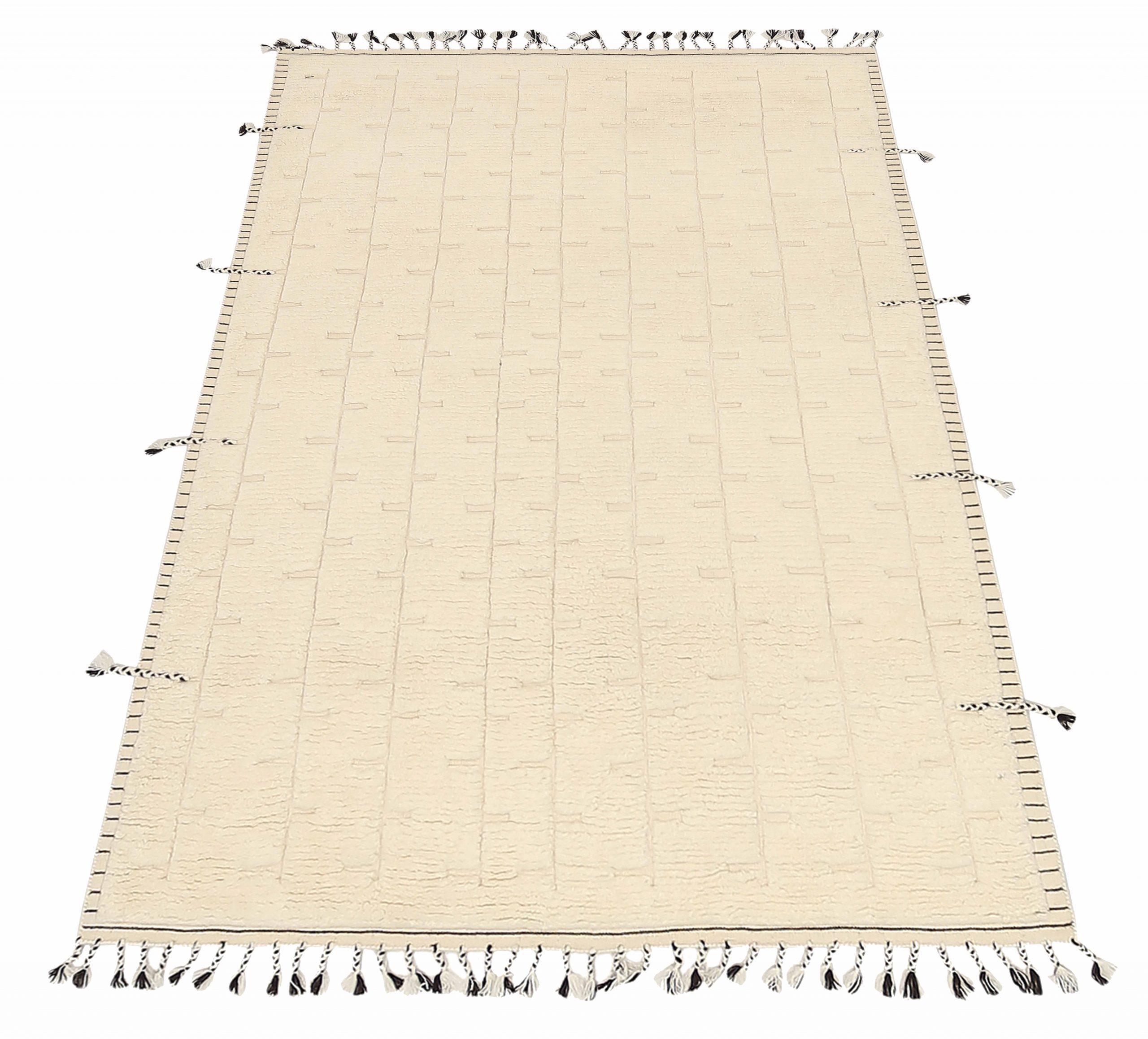 Découvrez l'élégance des tapis de l'Inde marocaine de Circa 1990. Conçu avec de la laine et de l'ivoire, ce design exclusif est parfait pour mettre en valeur votre espace.