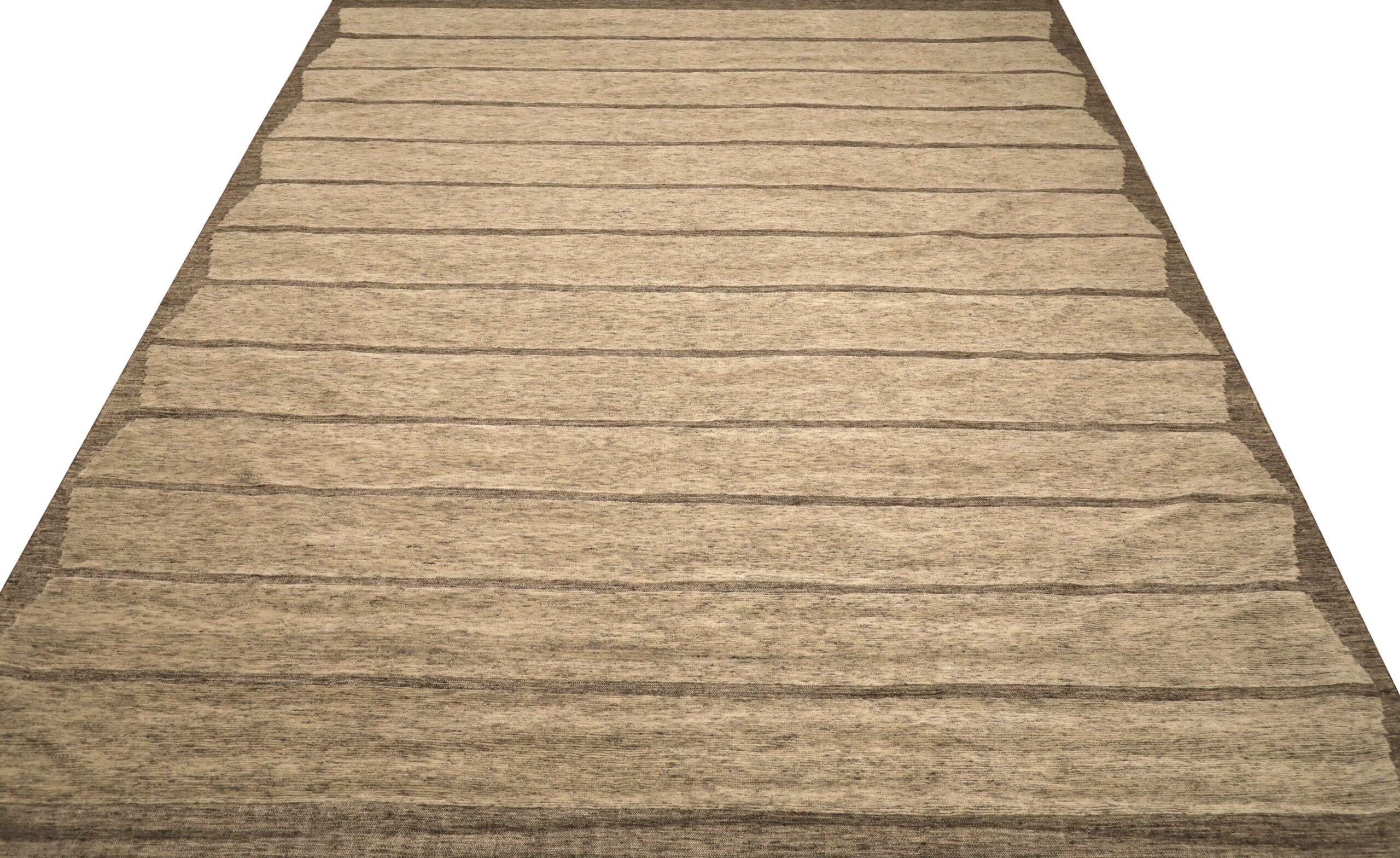 Découvrez l'élégance des tapis de l'Inde marocaine de Circa 1990. Conçu avec du coton et de l'IvoryTaupe, ce design exclusif est parfait pour mettre en valeur votre espace.