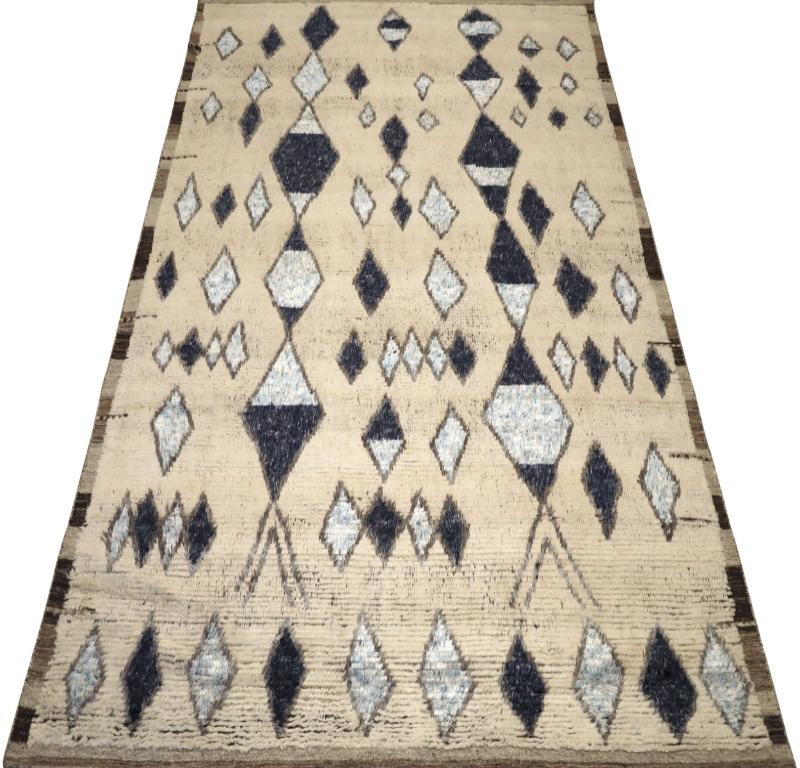Découvrez l'élégance des tapis de l'Inde marocaine de Circa 1990. Conçu avec de la laine et du noir et blancIvoire, ce design exclusif est parfait pour mettre en valeur votre espace.