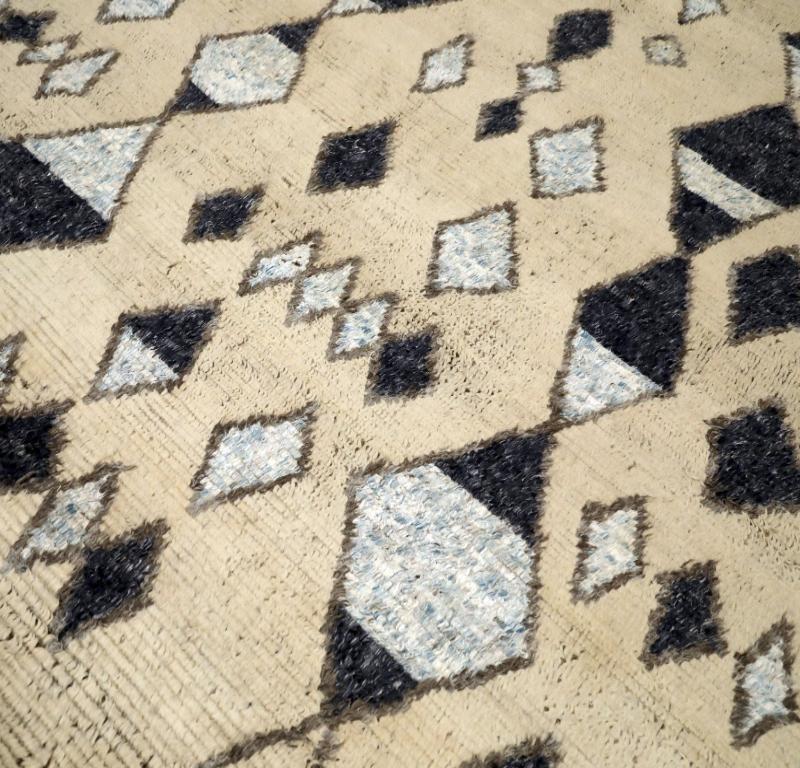 Moderne Tapis de sol marocain de l'Inde - Laine Noir et blanc Design/One - 94507 en vente
