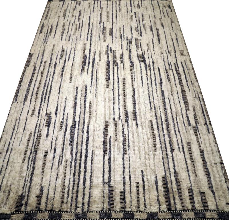 Scopri l'eleganza dei tappeti marocchini dell'India con caratteristiche CIRCA del 1990. Progettato con lana e nero-marrone-avorio, questo design esclusivo è perfetto per valorizzare il tuo spazio.
