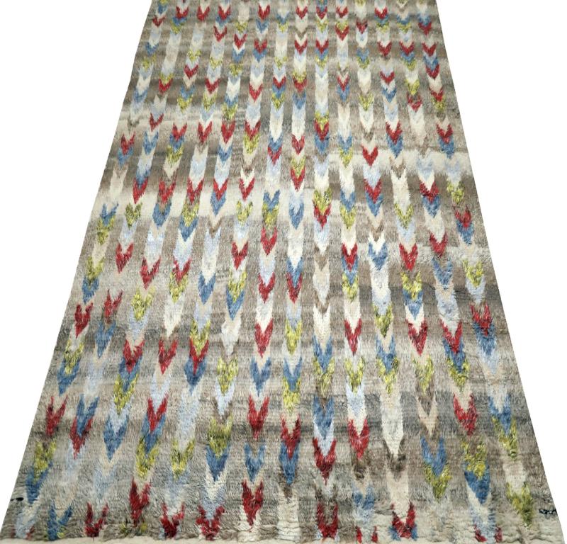 Entdecken Sie die Eleganz der indisch-marokkanischen Teppiche von Circa 1990. Dieses exklusive Design aus Wolle und BlauBraunGrünElfenbeinRot ist perfekt, um Ihren Raum zu verschönern.