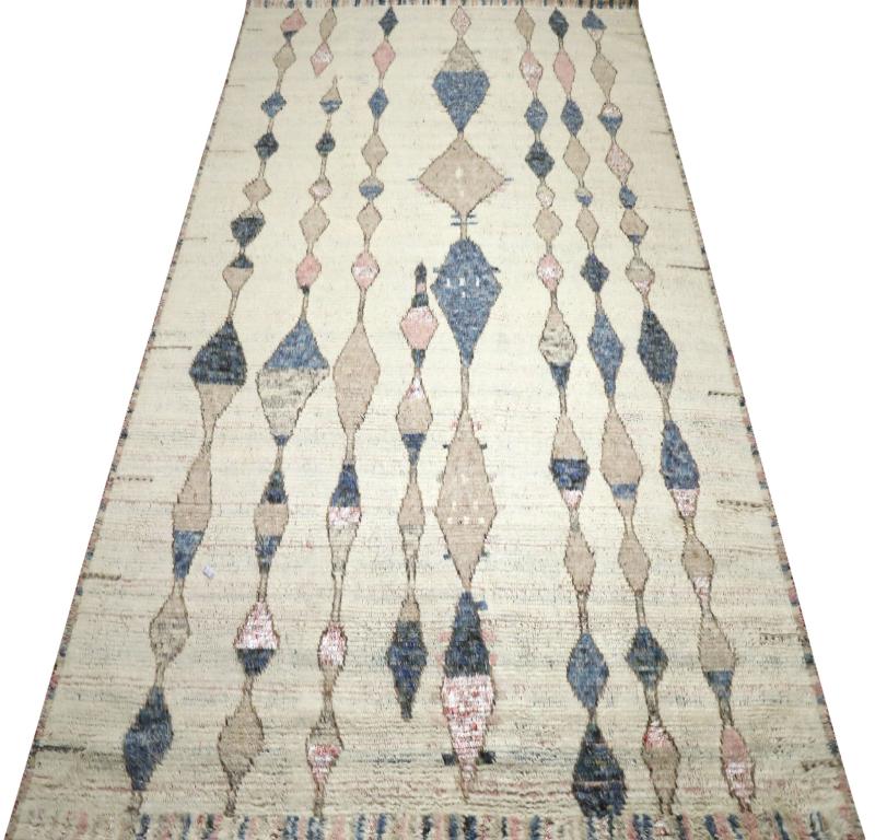 Scopri l'eleganza dei tappeti marocchini dell'India con caratteristiche CIRCA del 1990. Progettato con lana e blu-marrone-avorio-rosa, questo design esclusivo è perfetto per valorizzare il tuo spazio.
