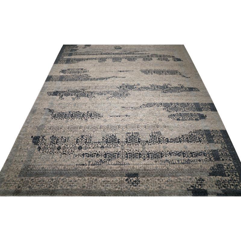 Descubre la elegancia de las alfombras marroquíes de la India de Circa 1990. Diseñado con lana y marrón-gris-marfil, este diseño exclusivo es perfecto para realzar tu espacio.