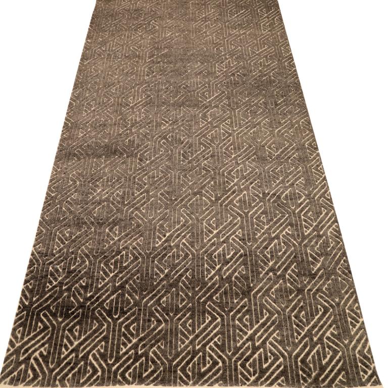 Descubre la elegancia de las alfombras marroquíes de la India de Circa 1990. Diseñado con lana y marrón-marfil, este diseño exclusivo es perfecto para realzar tu espacio.