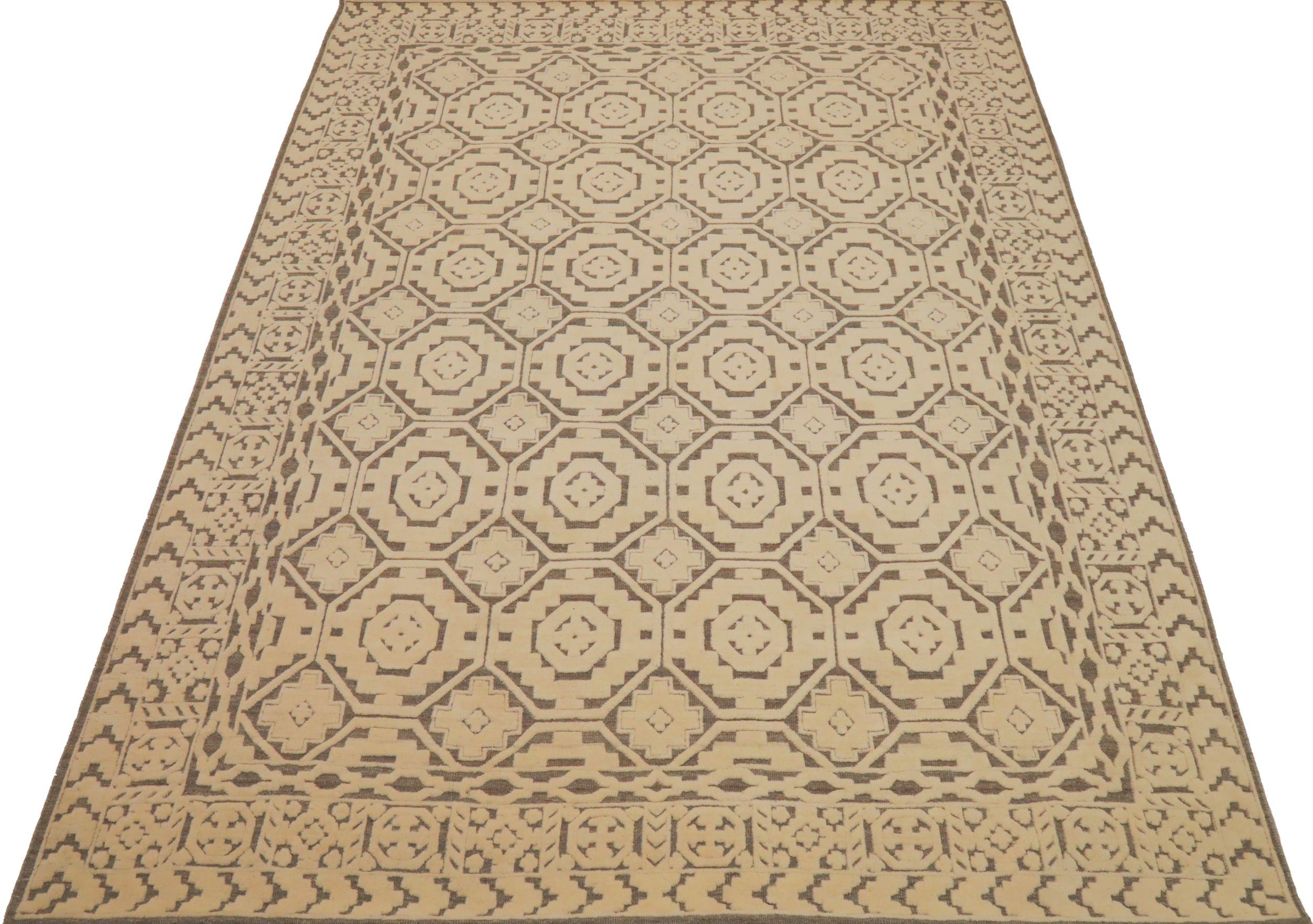 Scopri l'eleganza dei tappeti marocchini dell'India con caratteristiche CIRCA del 1990. Progettato in lana e marrone-avorio, questo design esclusivo è perfetto per valorizzare il tuo spazio.