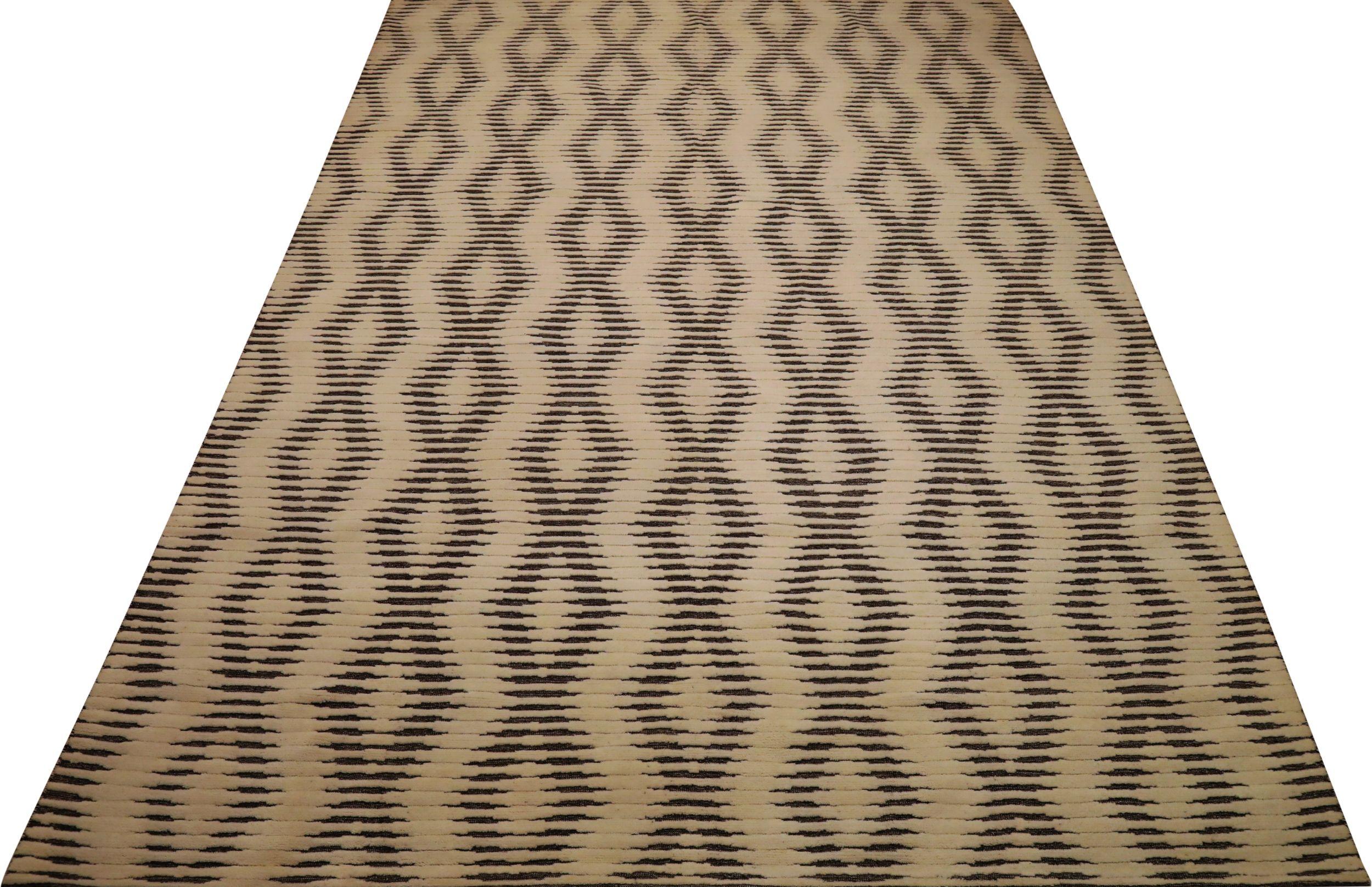 Entdecken Sie die Eleganz der indisch-marokkanischen Teppiche von Circa 1990. Dieses exklusive Design aus Wolle und Braun-Elfenbein ist perfekt, um Ihren Raum zu verschönern.