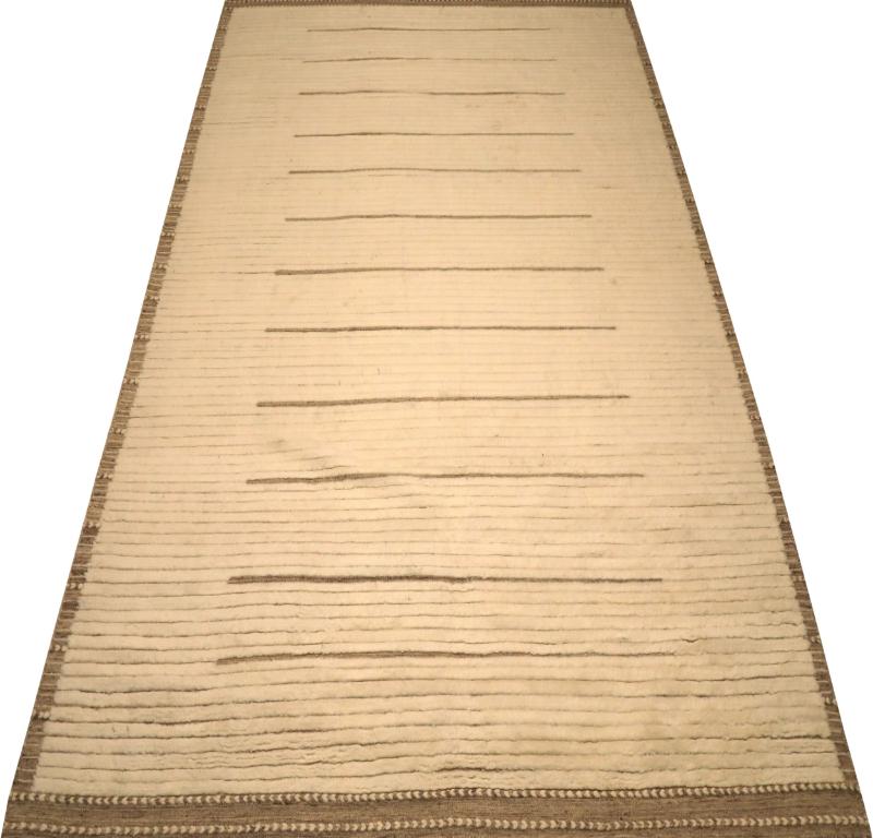 Scopri l'eleganza dei tappeti marocchini dell'India con caratteristiche CIRCA del 1990. Progettato in lana e marrone-avorio, questo design esclusivo è perfetto per valorizzare il tuo spazio.
