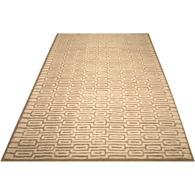 Scopri l'eleganza dei tappeti marocchini dell'India con caratteristiche CIRCA del 1990. Progettato in lana e marrone-avorio, questo design esclusivo è perfetto per valorizzare il tuo spazio.