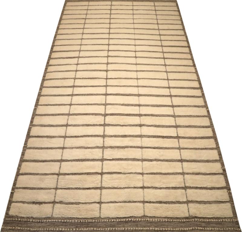 Scopri l'eleganza dei tappeti marocchini dell'India con caratteristiche CIRCA del 1990. Progettato in lana e marrone-avorio, questo design esclusivo è perfetto per valorizzare il tuo spazio.