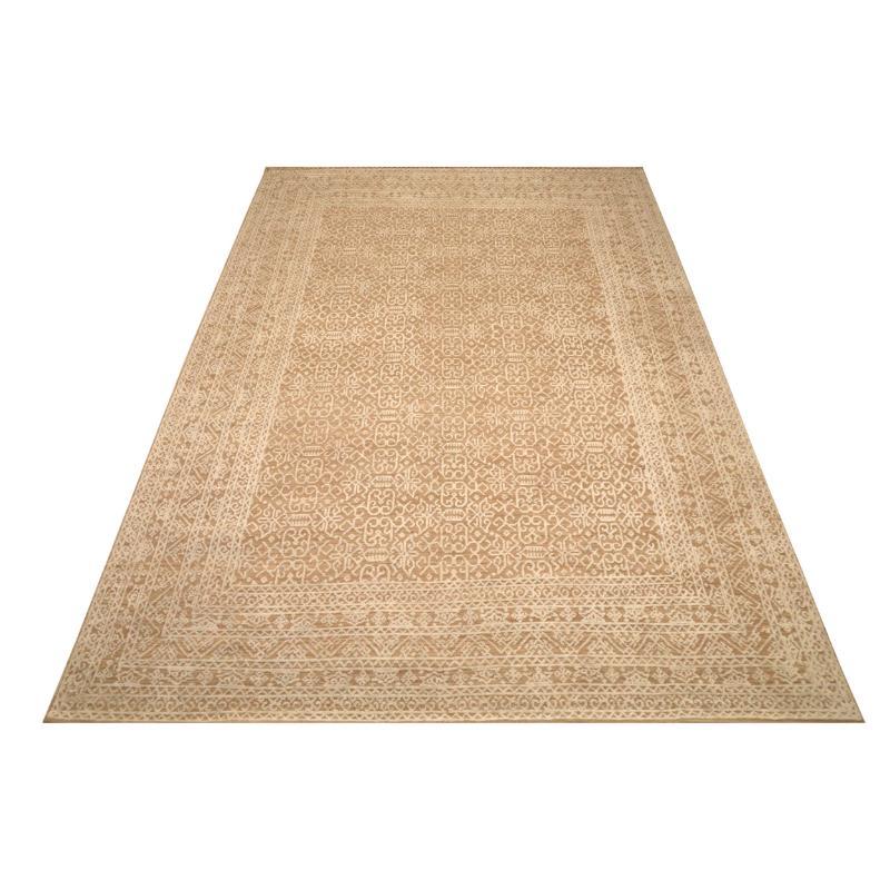 Scopri l'eleganza dei tappeti marocchini dell'India con caratteristiche CIRCA del 1990. Progettato in lana e marrone-avorio, questo design esclusivo è perfetto per valorizzare il tuo spazio.