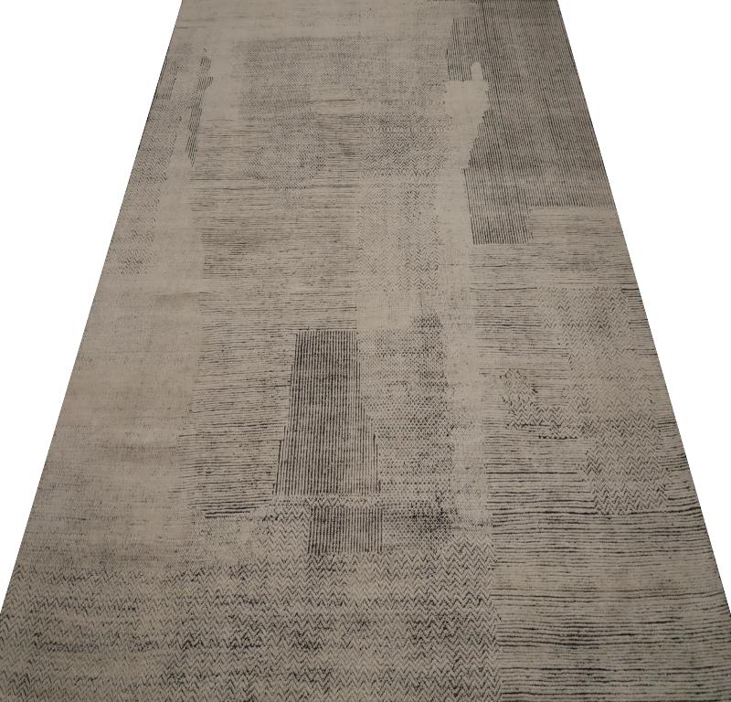 Scopri l'eleganza dei tappeti marocchini dell'India con caratteristiche CIRCA del 1990. Progettato in lana e marrone-avorio, questo design esclusivo è perfetto per valorizzare il tuo spazio.