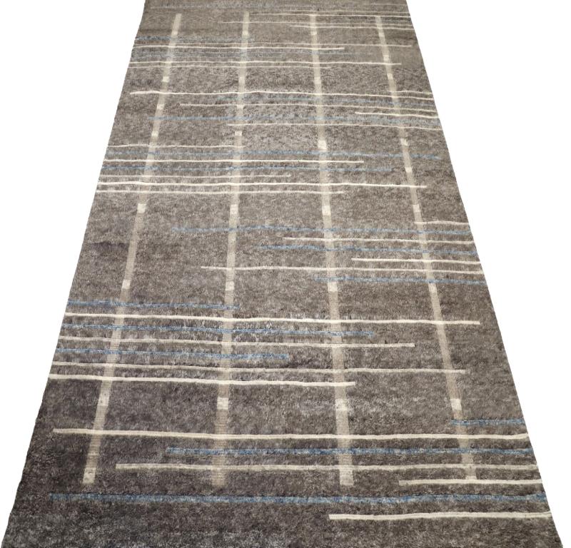 Découvrez l'élégance des tapis de l'Inde marocaine de Circa 1990. Conçu avec de la laine et du Design/One, ce design exclusif est parfait pour mettre en valeur votre espace.