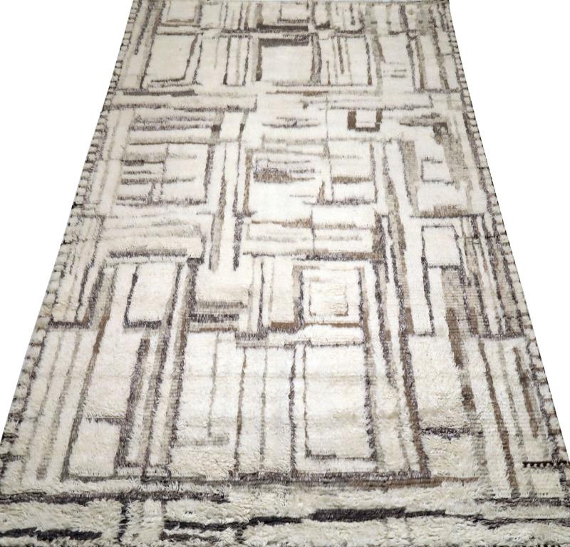 Descubre la elegancia de las alfombras marroquíes de la India de Circa 1990. Diseñado con lana y marrón-marfil, este diseño exclusivo es perfecto para realzar tu espacio.
