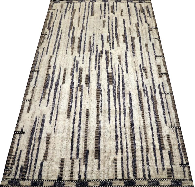 Découvrez l'élégance des tapis de l'Inde marocaine de Circa 1990. Conçu avec de la laine et du Design/One, ce design exclusif est parfait pour mettre en valeur votre espace.