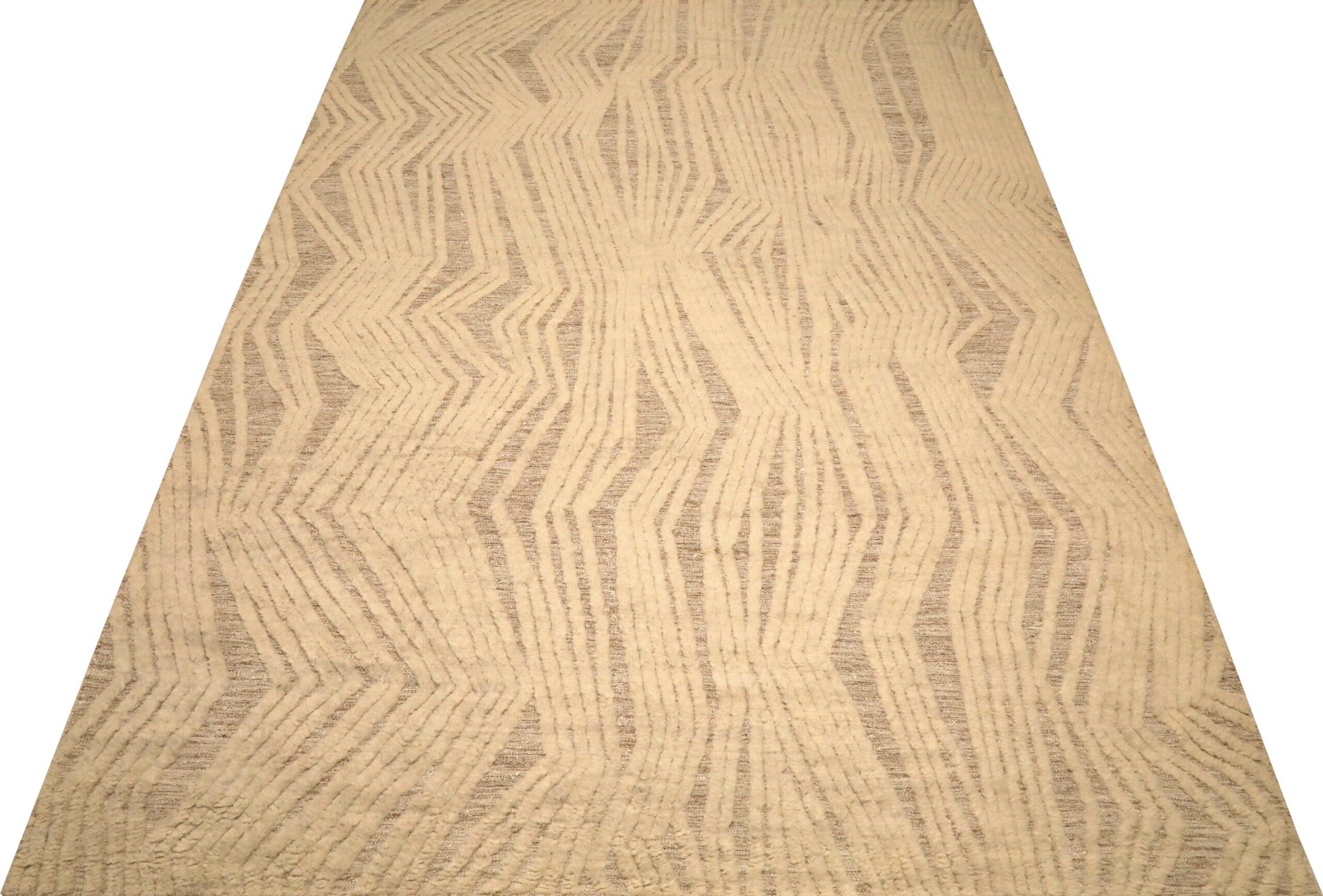 Descubre la elegancia de las alfombras marroquíes de la India de Circa 1990. Diseñado con lana y marrón-marfil, este diseño exclusivo es perfecto para realzar tu espacio.