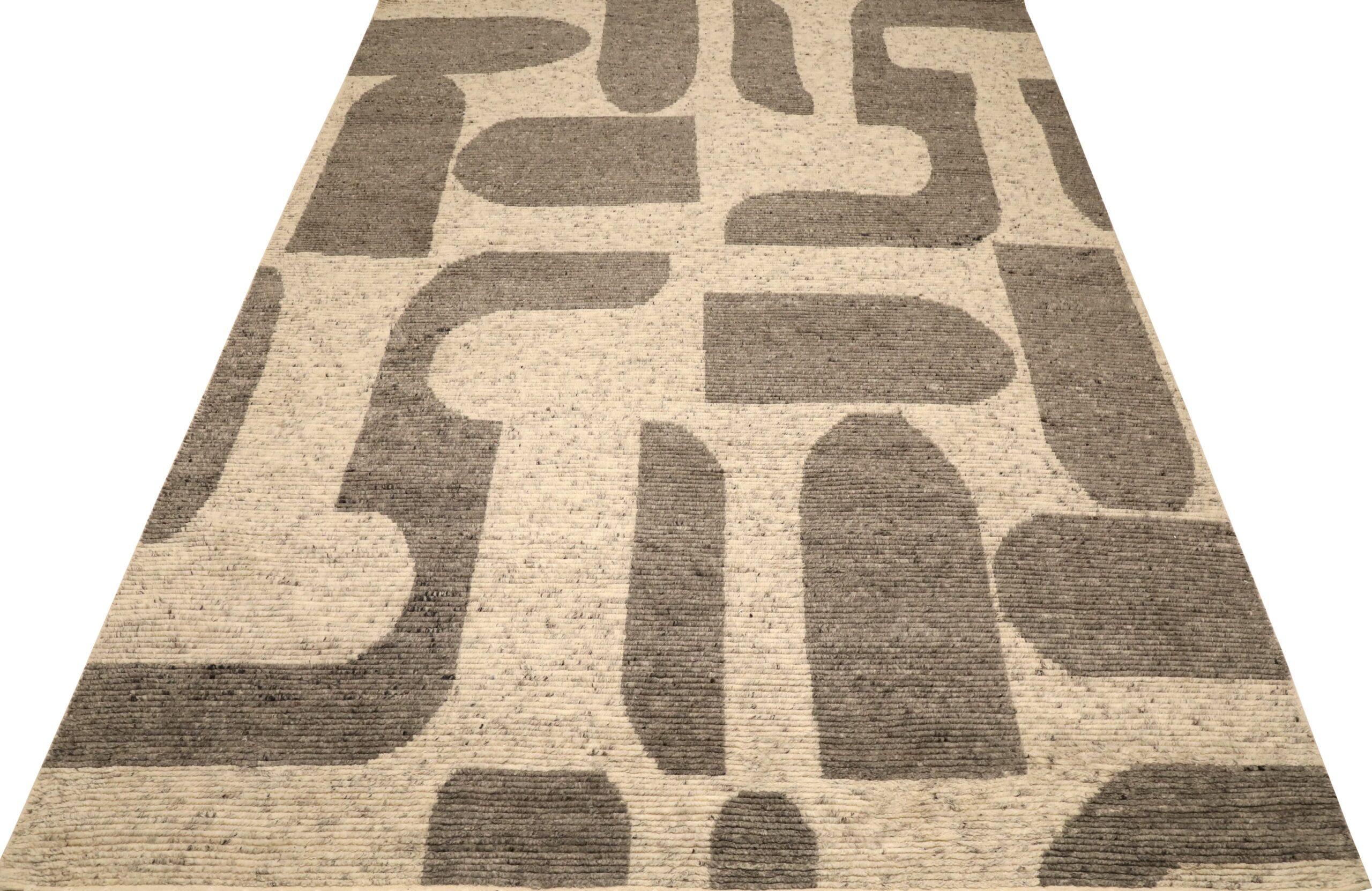 Descubre la elegancia de las alfombras marroquíes de la India de Circa 1990. Diseñado con lana y marrón-marfil, este diseño exclusivo es perfecto para realzar tu espacio.