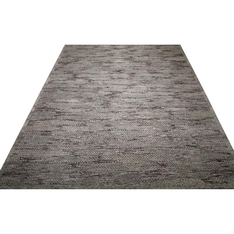 Descubre la elegancia de las alfombras marroquíes de la India de Circa 1990. Diseñado con lana y marrón-marfil- topo, este diseño exclusivo es perfecto para realzar tu espacio.