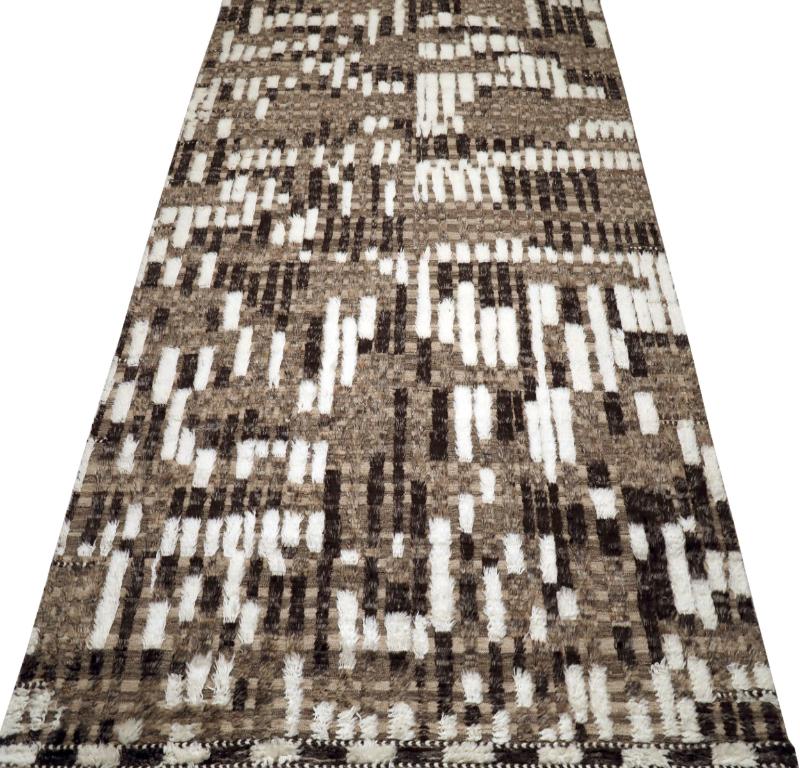 Scopri l'eleganza dei tappeti marocchini dell'India con caratteristiche CIRCA del 1990. Progettato con lana e marrone-avorio-tortora, questo design esclusivo è perfetto per valorizzare il tuo spazio.