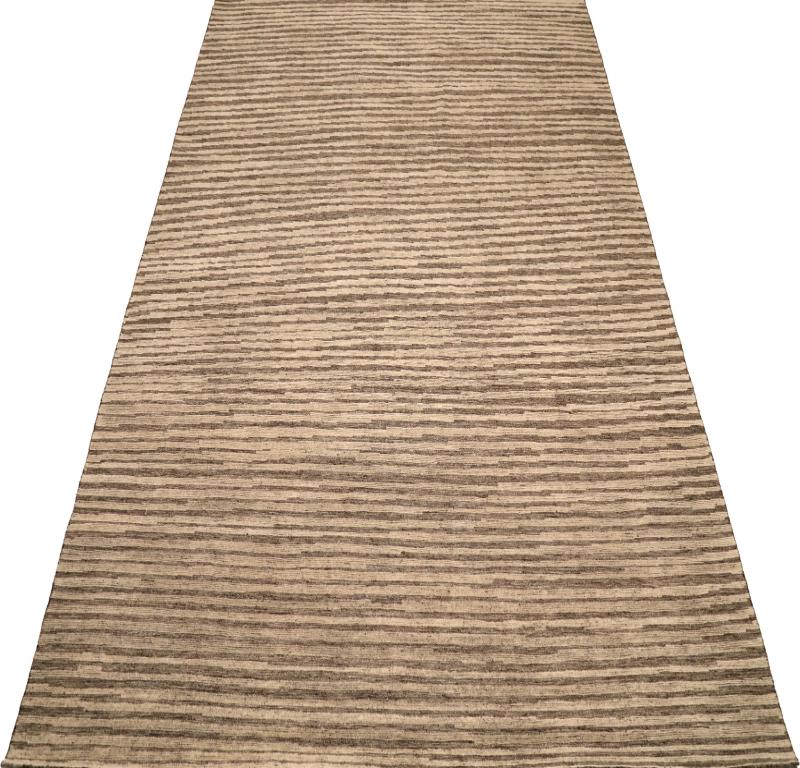 Descubre la elegancia de las alfombras marroquíes de la India de Circa 1990. Diseñado con lana y marrón topo, este diseño exclusivo es perfecto para realzar tu espacio.
