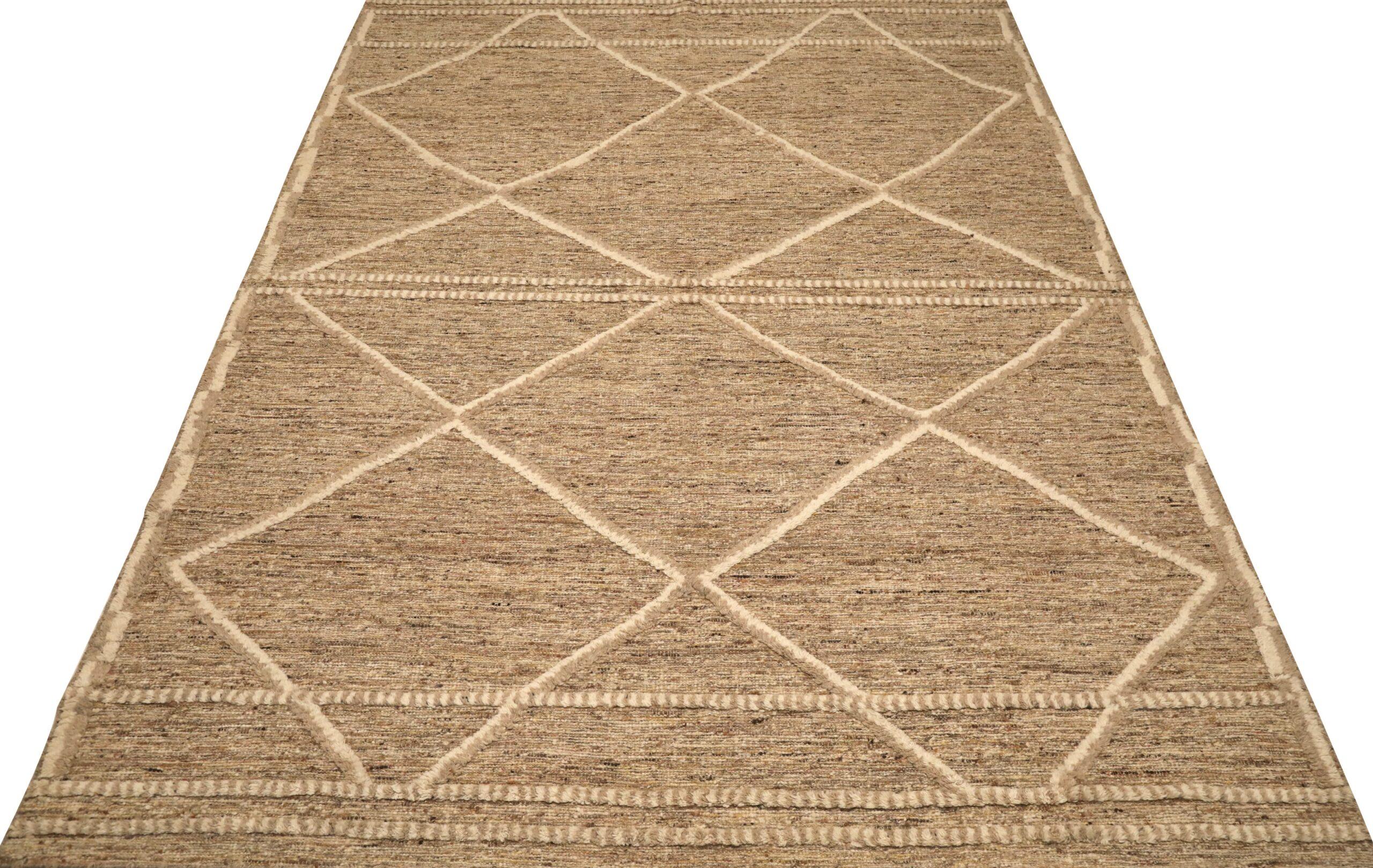 Entdecken Sie die Eleganz der indisch-marokkanischen Teppiche von Circa 1990. Dieses exklusive Design aus Wolle und BrownTaupe ist perfekt, um Ihren Raum zu verschönern.