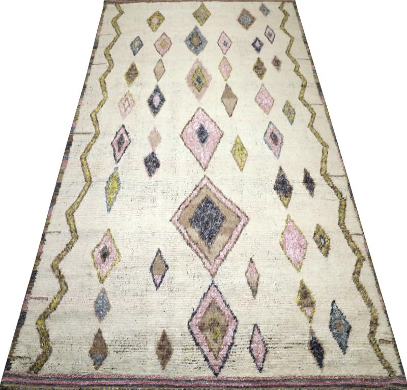 Découvrez l'élégance des tapis de l'Inde marocaine de Circa 1990. Conçu avec de la laine et du GreenIvoryPink, ce design exclusif est parfait pour mettre en valeur votre espace.