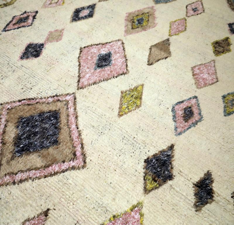 Moderne Tapis marocains indiens - motif vert laine ivoire rose - 94495 en vente