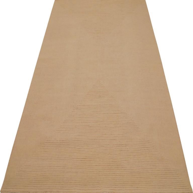 Scopri l'eleganza dei tappeti marocchini dell'India con caratteristiche CIRCA del 1990. Progettato con lana e avorio, questo design esclusivo è perfetto per valorizzare il tuo spazio.