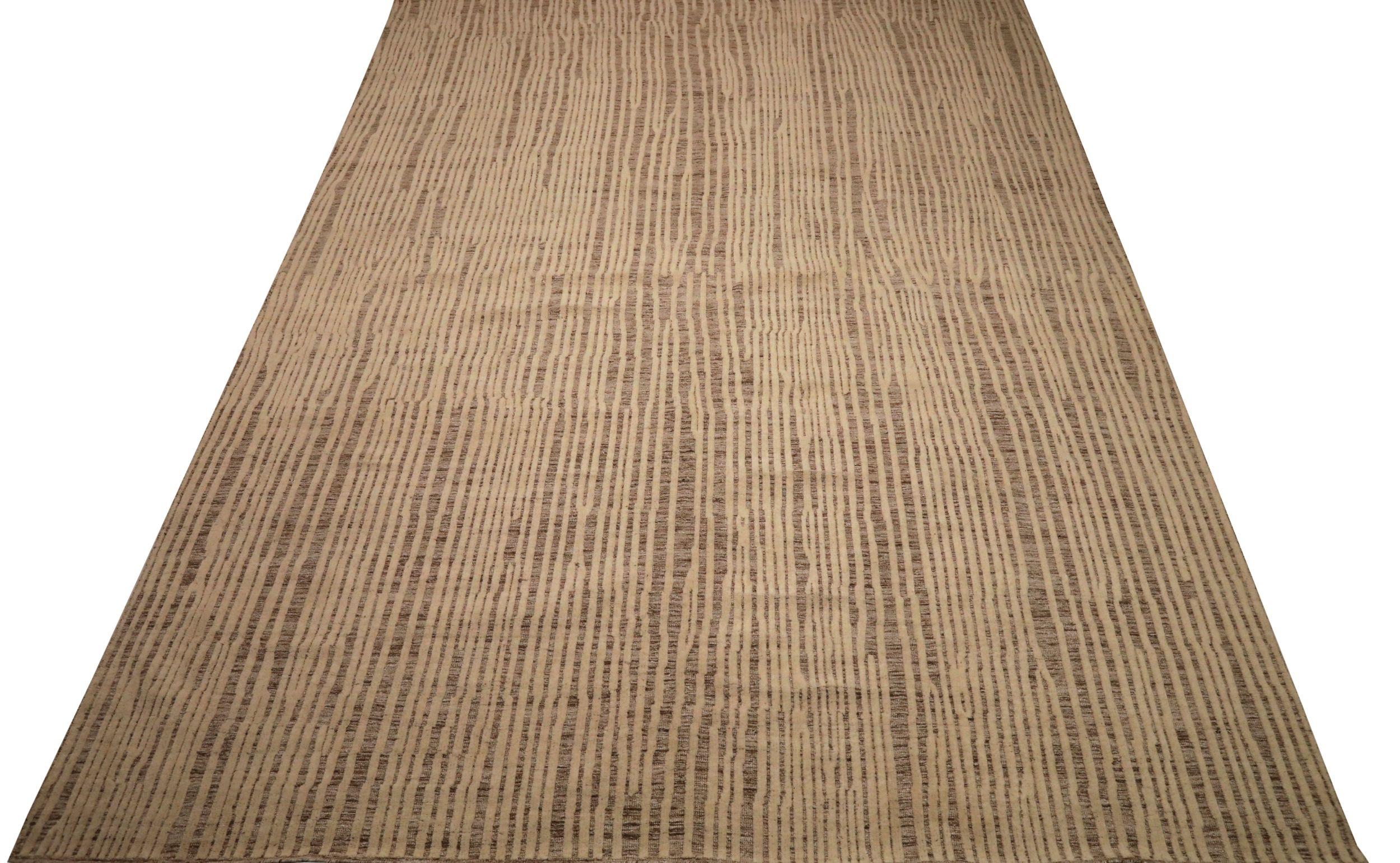 Découvrez l'élégance des tapis de l'Inde marocaine de Circa 1990. Conçu avec de la laine et de l'ivoire, ce design exclusif est parfait pour mettre en valeur votre espace.