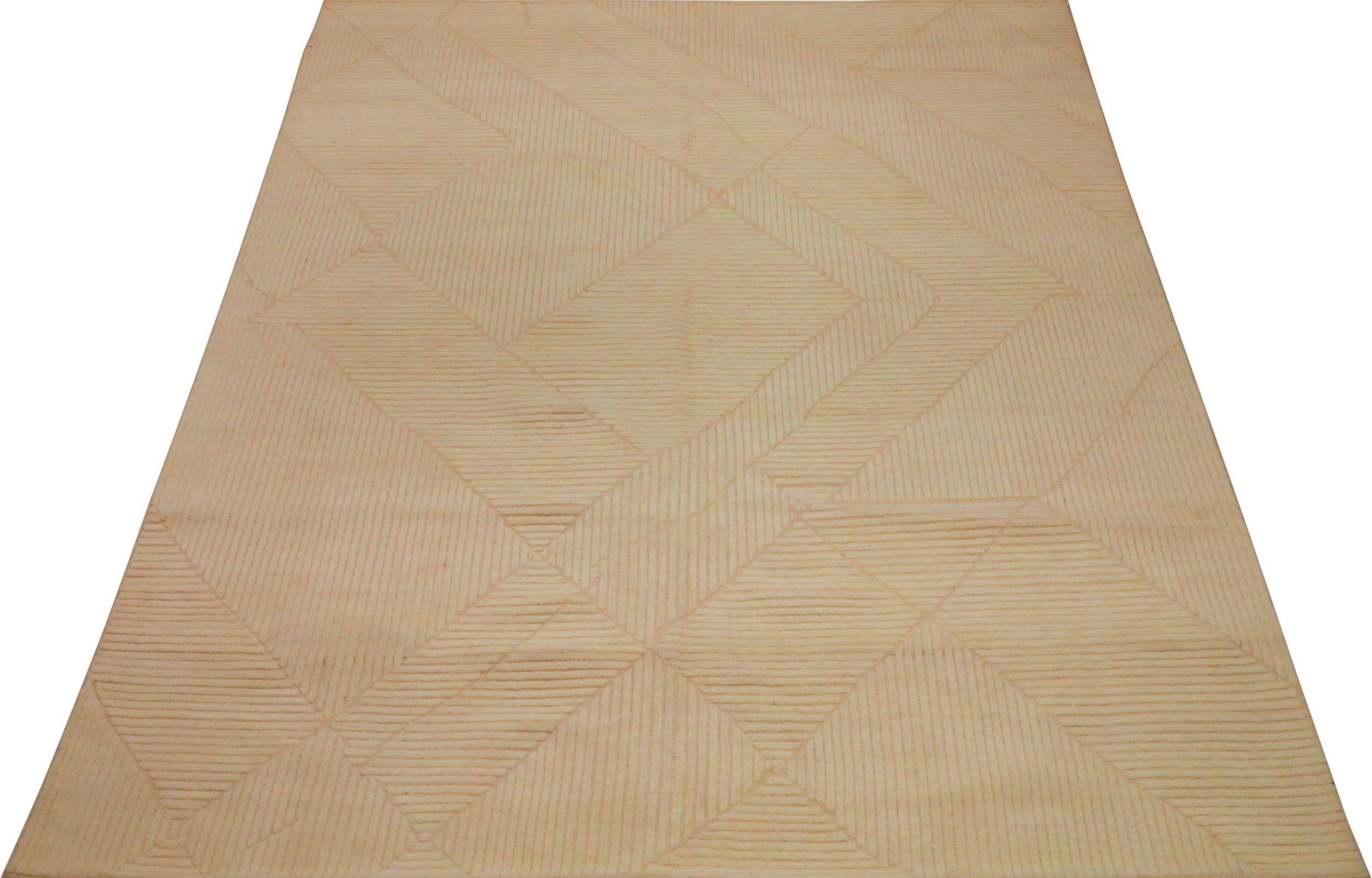 Scopri l'eleganza dei tappeti marocchini dell'India con caratteristiche CIRCA del 1990. Progettato con lana e avorio, questo design esclusivo è perfetto per valorizzare il tuo spazio.