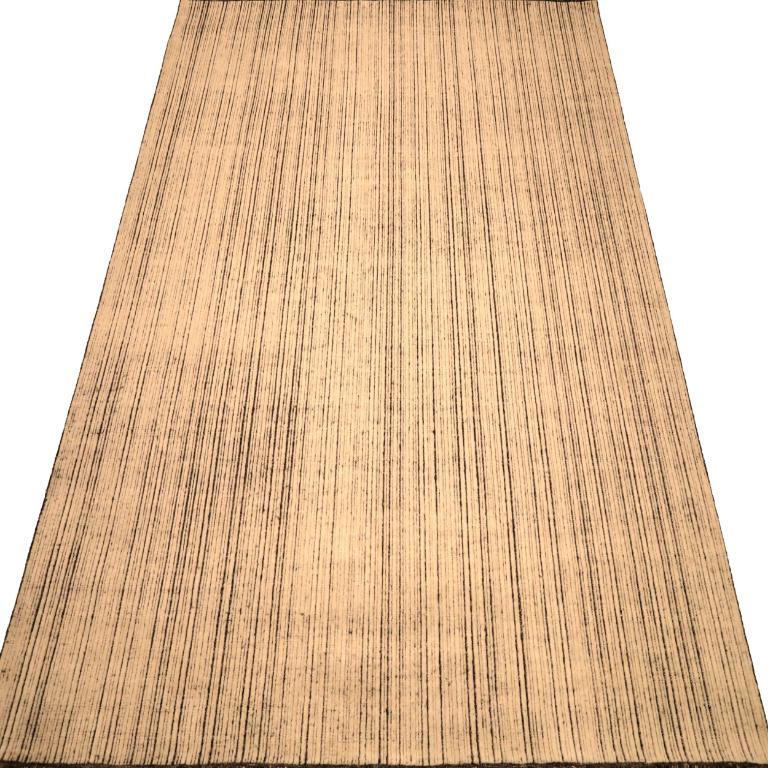 Scopri l'eleganza dei tappeti marocchini dell'India con caratteristiche CIRCA del 1990. Progettato con lana e avorio, questo design esclusivo è perfetto per valorizzare il tuo spazio.