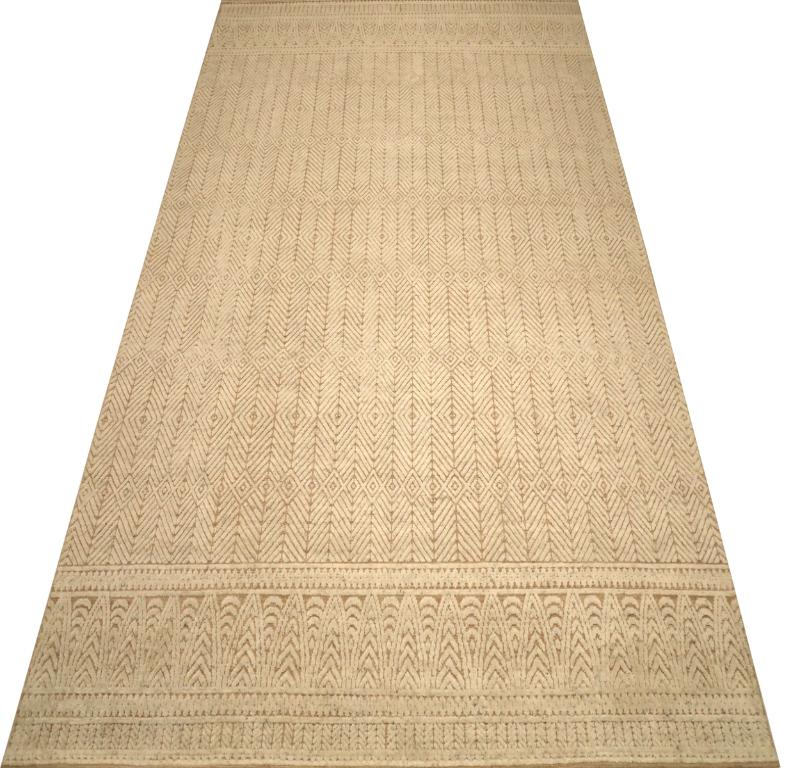 Entdecken Sie die Eleganz der indisch-marokkanischen Teppiche von Circa 1990. Dieses exklusive Design aus Wolle und Elfenbein ist perfekt, um Ihren Raum zu verschönern.