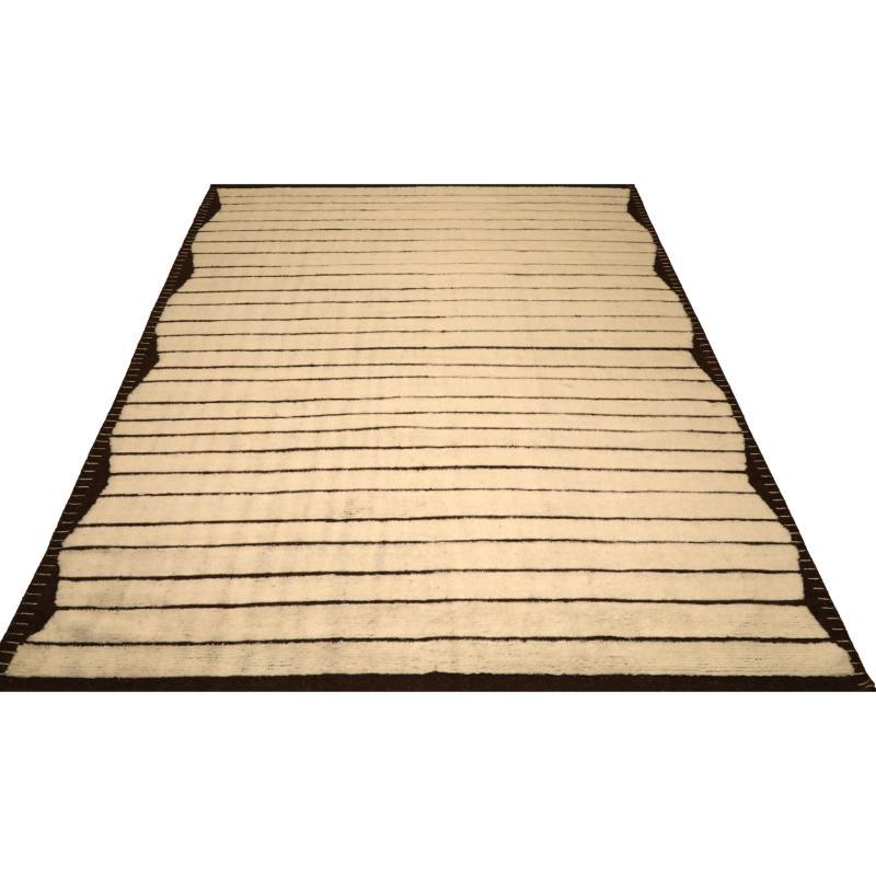 Découvrez l'élégance des tapis de l'Inde marocaine de Circa 1990. Conçu avec de la laine et de l'ivoire, ce design exclusif est parfait pour mettre en valeur votre espace.