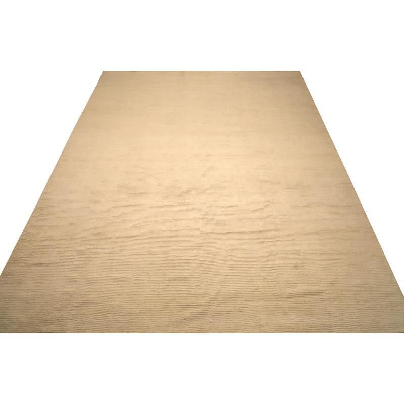 Découvrez l'élégance des tapis de l'Inde marocaine de Circa 1990. Conçu avec de la laine et de l'ivoire, ce design exclusif est parfait pour mettre en valeur votre espace.