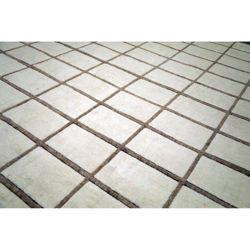 Entdecken Sie die Eleganz der indisch-marokkanischen Teppiche von Circa 1990. Dieses exklusive Design aus Wolle und Elfenbein ist perfekt, um Ihren Raum zu verschönern.