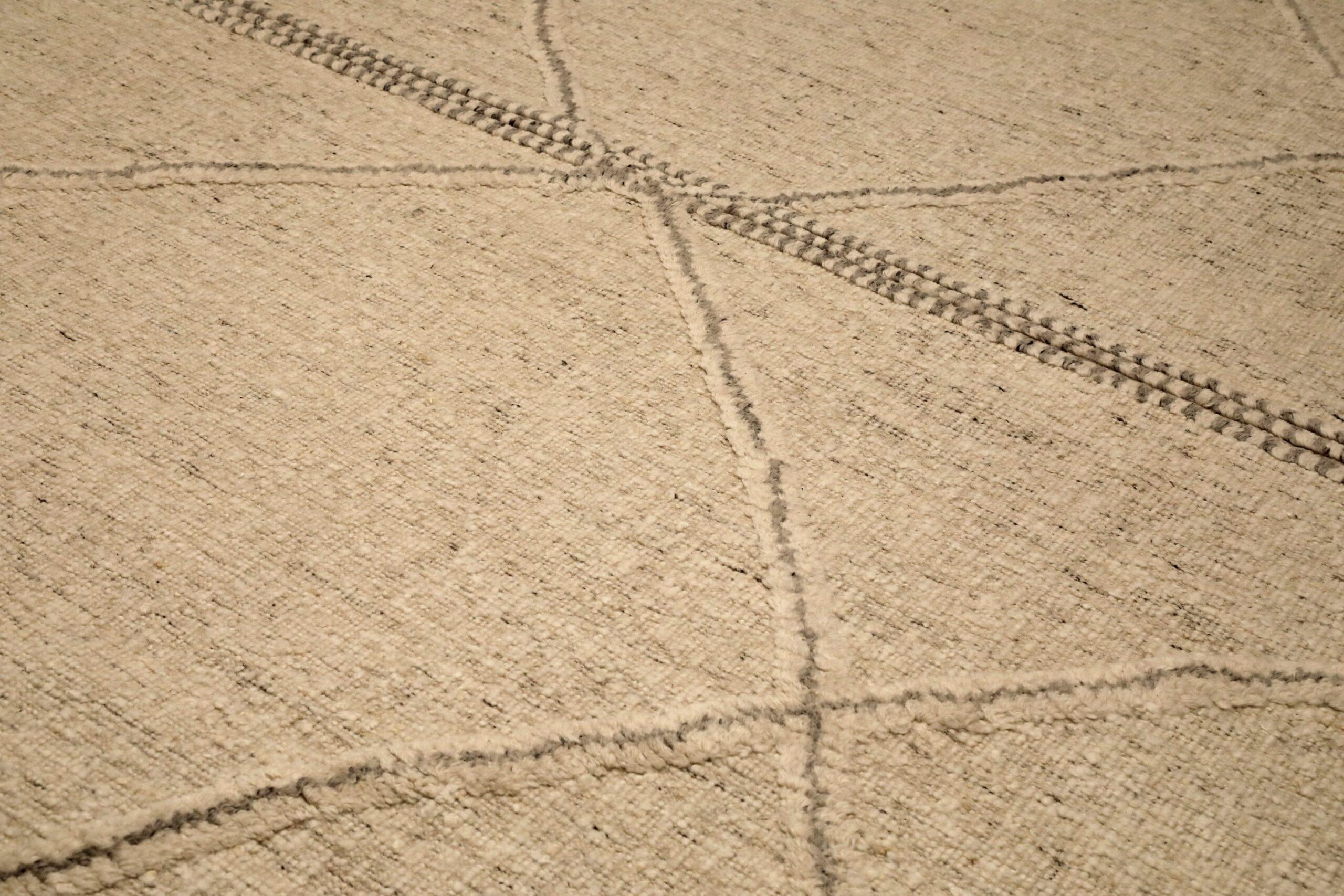 Marokkanische Teppiche aus Indien – Wolle in elfenbeinfarbenem Design – 96538 (Moderne) im Angebot