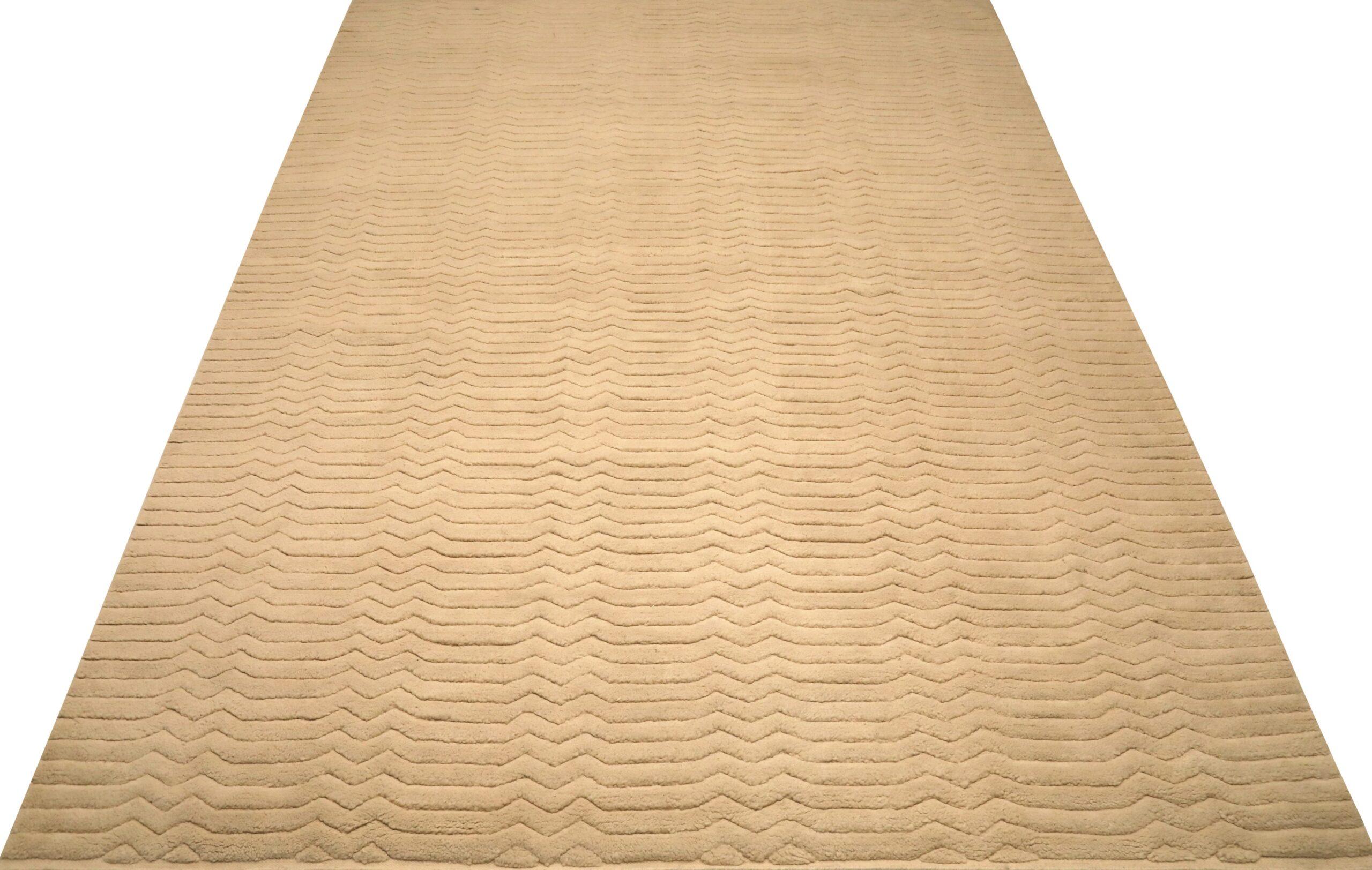 Descubre la elegancia de las alfombras marroquíes de la India de Circa 1990. Diseñado con lana y marfil, este diseño exclusivo es perfecto para realzar tu espacio.