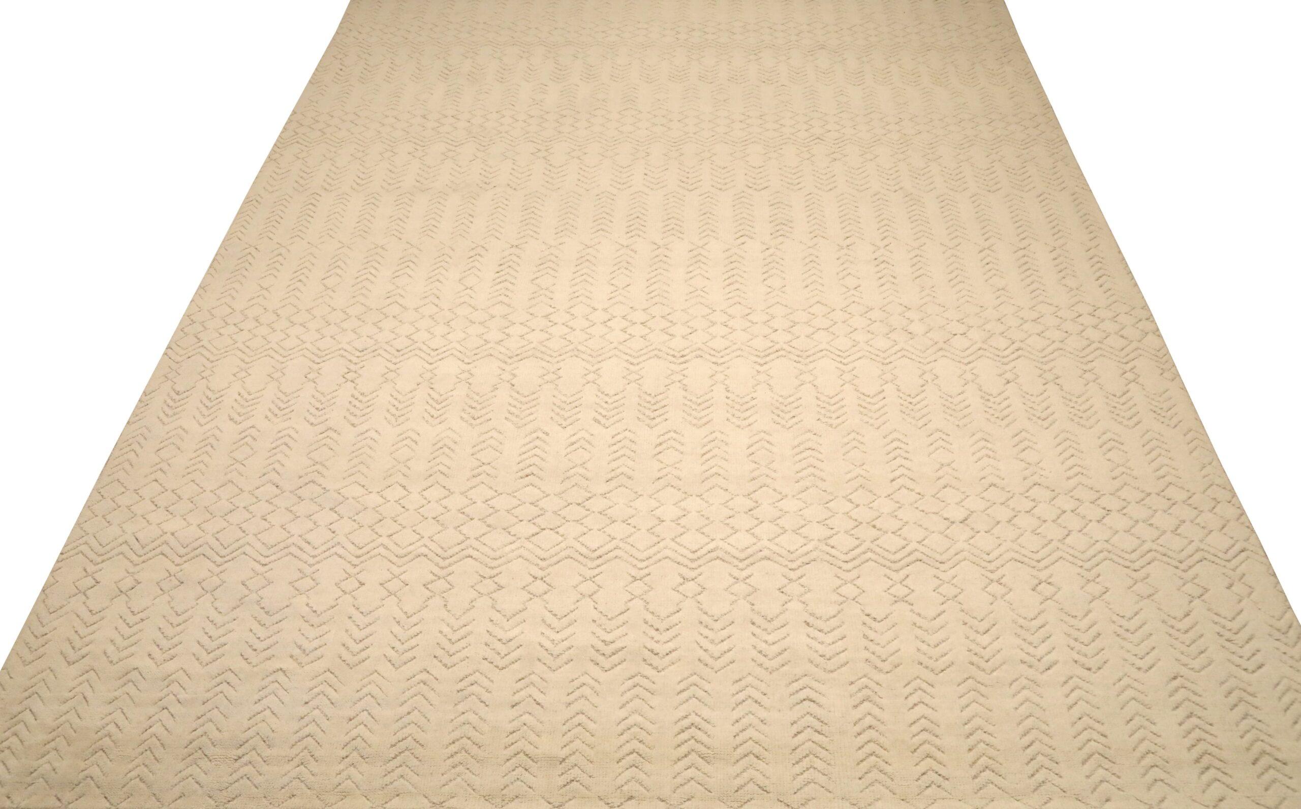Descubre la elegancia de las alfombras marroquíes de la India de Circa 1990. Diseñado con lana y marfil, este diseño exclusivo es perfecto para realzar tu espacio.