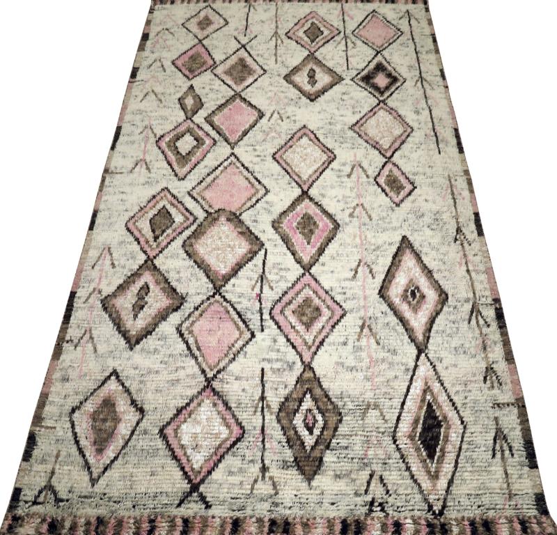 Descubre la elegancia de las alfombras marroquíes de la India de Circa 1990. Diseñado con lana y rosa marfil, este diseño exclusivo es perfecto para realzar tu espacio.
