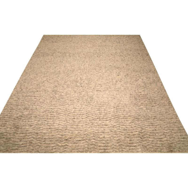Descubre la elegancia de las alfombras marroquíes de la India de Circa 1990. Diseñado con lana y topo marfil, este diseño exclusivo es perfecto para realzar tu espacio.