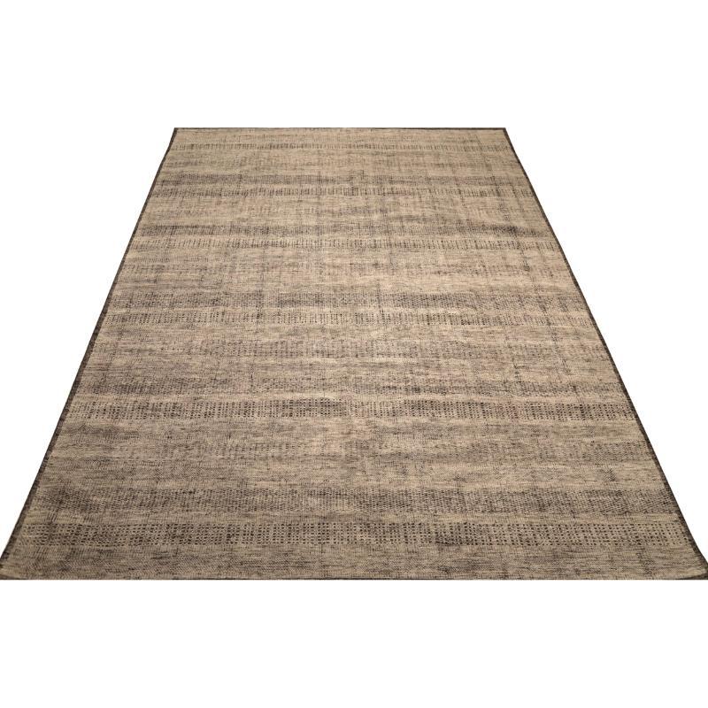 Découvrez l'élégance des tapis de l'Inde marocaine de Circa 1990. Conçu avec de la laine et de l'IvoryTaupe, ce design exclusif est parfait pour mettre en valeur votre espace.